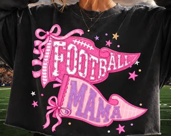 PNG de mamá futbolista, PNG de mamá futbolista coqueta, diseño de camiseta preppy rosa con banderín para el día del partido, descarga digital de mamá deportiva moderna por sublimación