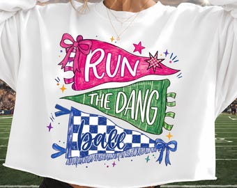Run The Dang Ball PNG, diseño de banderín de fútbol preppy, sublimación de Coastal Football Mom, descarga digital a cuadros divertida para el día del partido