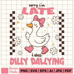 以下が含まれることがあります： ピンクのリボンとブーツを履いた白いアヒルの面白いグラフィック。テキストは「sorry I'm LATE, I was DILLY DALLYING」です。デザインにはデイジー、星、市松模様のボーダーが含まれており、ステッカーなどに最適です。