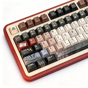 Pode incluir: Um teclado mecânico personalizado com uma moldura vermelha e creme. As teclas apresentam vários designs e cores, incluindo castanho, preto e creme. Algumas teclas têm símbolos e texto, como "CAPS" e "CTRL".