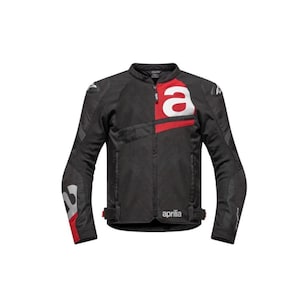 Puede incluir: Chaqueta de moto negra con detalles rojos y blancos. La chaqueta presenta la marca "aprilia" y una gran "a" blanca en el pecho. Las mangas tienen detalles grises y rojos. Tiene cuello alzado y cierre de cremallera.