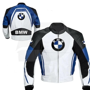 Puede incluir: Chaqueta de moto blanca, negra y azul con el logotipo de BMW en el pecho y las mangas. La parte trasera de la chaqueta presenta el logotipo de BMW y la palabra "BMW" en letras blancas. La chaqueta tiene una cremallera completa y un cuello alto.