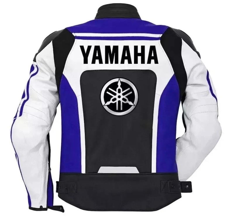 Op de afbeelding: Motorjas in zwart, wit en blauw. De achterkant toont het woord "YAMAHA" in wit boven een Yamaha-logo. De jas heeft witte mouwen en blauwe details, met een klassieke biker-esthetiek.