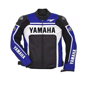 Op de afbeelding: Een blauw, zwart en wit Yamaha motorjack. De jas heeft het Yamaha-logo over de borst en op de mouwen. Het heeft zwarte schouderbeschermers en een lange ritssluiting.
