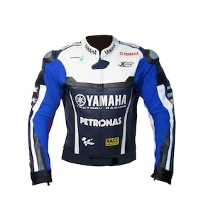 Puede incluir: Chaqueta de moto Yamaha Factory Racing en blanco, azul y negro. La chaqueta presenta el logotipo de Yamaha, la marca Petronas y el texto Xlite. Tiene cremallera frontal, hombros acolchados y varios logotipos de patrocinadores.