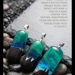 Peut inclure: Trois pendentifs artisanaux avec un design unique en bois et résine. Chaque pendentif présente une bélière argentée et un design coloré inspiré des aurores boréales avec des teintes vertes et bleues. Le texte sur l'image se lit : "Chaque pendentif est fabriqué à la main à partir de bois et de résine uniques."