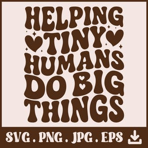 Op de afbeelding: Een bruine retro-stijl afbeelding met de tekst "HELPING TINY HUMANS DO BIG THINGS", versierd met harten en sterren. De onderkant van de afbeelding toont bestandstypen: SVG, PNG, JPG en EPS.