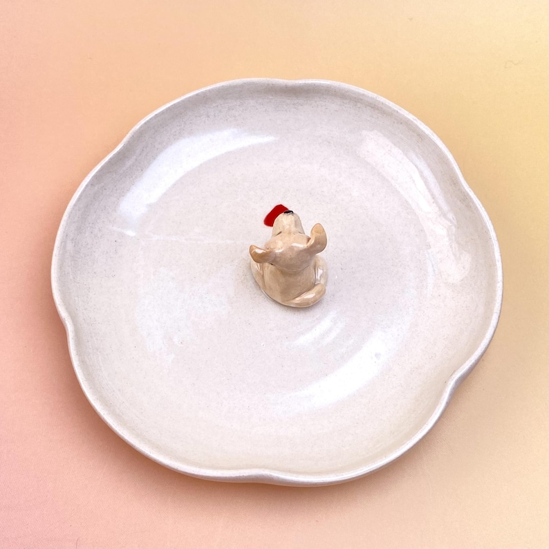 Peut inclure: Ensemble de trois tasses en c&eacute;ramique avec une finition mate et mouchet&eacute;e. Les tasses sont dans des tons cr&egrave;me, gris clair et gris fonc&eacute;. Chaque tasse a un design simple et minimaliste, parfait pour le caf&eacute; ou le th&eacute;.