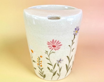 Handbeschilderde keramische mok met bloemenmotief, koffiekopje met wilde bloemen, cottagecore cadeau voor haar
