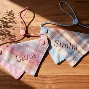 Personalisiertes Katzen Bandana mit Bestickung Name- Katzenhalstuch Design in Blau/Rosa, Katzenzubehör handgemacht, individuelles Geschenk
