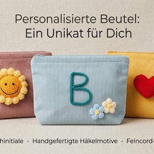 Könnte beinhalten: Drei Beutel aus Feincord in Altrosa, Hellblau und Gelb. Der rosa Beutel hat eine gelbe Häkel-Sonnenblume, der blaue einen Buchstaben B und zwei kleine Blumen, der gelbe ein rotes Häkel-Herz. Text: Personalisierte Beutel: Ein Unikat für Dich. Wunschinitiale · Handgefertigte Häkelmotive · Feincord-Gewebe.