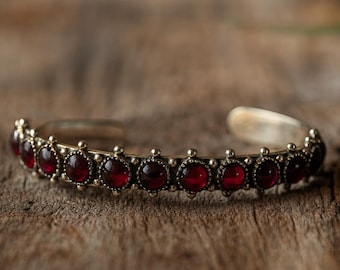 Brazalete de piedra granate / Brazalete multipiedra roja / Joyería vintage con piedra natal de enero
