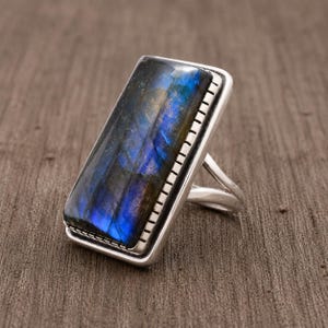 Naturlig labradoritring i sterlingsilver, stor rektangel i blå flashig ädelsten, bohemiska sydvästra smycken