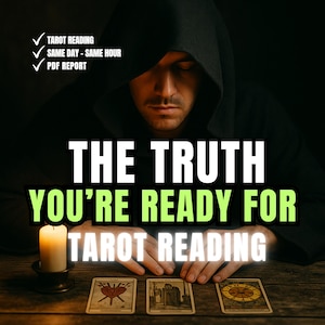 Könnte beinhalten: Ein Bild, das Tarot-Lesungen bewirbt. Der Text lautet: "Die Wahrheit, auf die Sie vorbereitet sind, Tarot-Lesung." Eine Person in einer Kapuzenrobe ist zentriert, mit Tarotkarten und einer brennenden Kerze auf einem Holztisch.