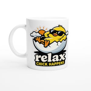 Puede incluir: Taza de cerámica blanca con un pollito de dibujos animados con gafas de sol, relajándose en una cáscara de huevo agrietada. El diseño incluye un sol, nubes y las palabras "relax CHICK HAPPENS" en negro y amarillo.