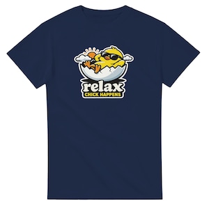 Puede incluir: Camiseta azul marino con un pollito de dibujos animados con gafas de sol, relajándose en una cáscara de huevo agrietada. El diseño incluye un sol y nubes, con el texto "relax CHICK HAPPENS".