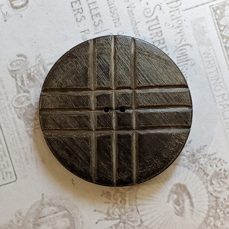 LARGE CARVED HORN CLOTHING BUTTON