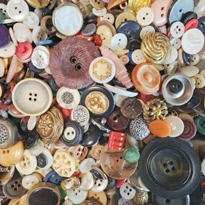 1/4 Lb Bag Lots of approx 120-130 + Vintage & New Buttons ~ Thread Removed