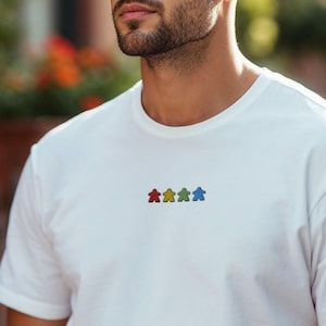Camiseta Bordada con Meeples de Colores • Camiseta Minimalista para Amantes de Juegos de Mesa Estratégicos • Regalo Unisex para Gamers