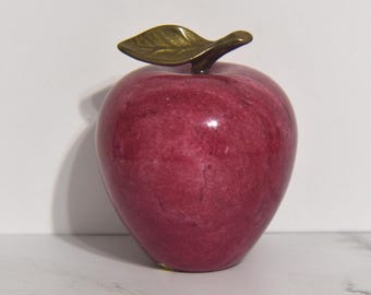 Pisapapeles vintage de mármol rojo pulido con forma de manzana, con tallo y hoja de latón. Regalo perfecto para profesores. Escultura de mármol en forma de manzana.