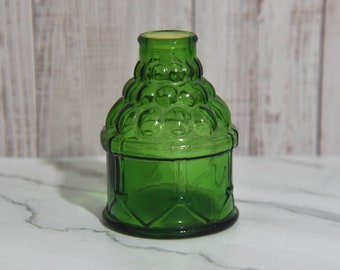Botella vintage de bitters de vidrio verde con forma de tambor y balas de cañón y tapón para salero. Botella estilo Wheaton fabricada en Taiwán. Botella coleccionable.