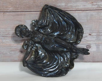 Cenicero o plato vintage Art Nouveau de hierro fundido con forma de dama bailando, esmaltado en negro, de Pemco Baltimore. Bandeja antigua con forma de bailarina.