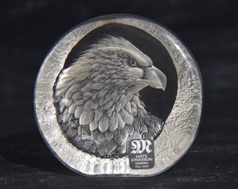 Mats Jonasson ingeslagen Eagle Lead Crystal presse-papier met origineel label. Gesigneerd en genummerd aan de onderkant. MJ Zweden 9201 Geëtst aan de onderkant