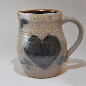 Jarra de cerámica glaseada con sal Rowe con corazón. Jarra hecha a mano de Rowe Pottery Works con corazón azul cobalto. Jarra glaseada con sal.
