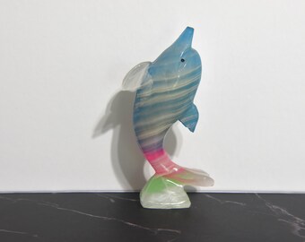 Figura vintage de delfín de ónix tallada a mano, teñida en vibrantes colores del arcoíris. Colorido delfín de ónix tropical. Figura coleccionable de delfín.