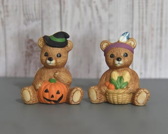 Dos pequeños osos vintage de Homco para el mes. Oso Homco de octubre. Oso Homco de noviembre. Osos Homco 1413. Oso de porcelana bisqué para decoración de Halloween otoñal.