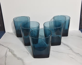 Cinco vasos bajos Anchor Hocking Rio Coastal Old Fashion Rocks vintage de la década de 1980. Artículos de bar de fondo plano cuadrado, color azul ahumado.