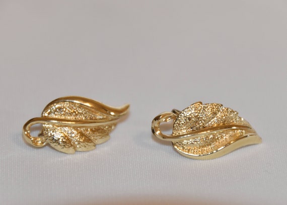 Coro Pegasus Gold Leaf Screw back Earrings. Vinta… - image 7