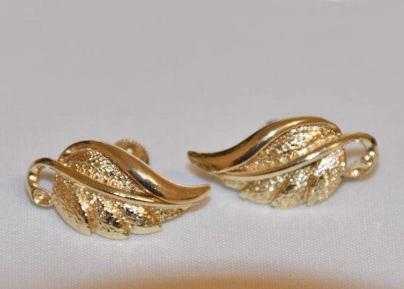 Coro Pegasus Gold Leaf Screw back Earrings. Vinta… - image 1
