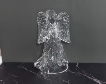 Ángel de cristal grueso vintage con arpa y rosas en su vestido. GINY Inc. El ángel tiene una muesca en la base para colocar luces. Luz no incluida.