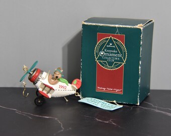 Adorno vintage de reno del Club de Coleccionistas Hallmark de 1992, "Rodney alza el vuelo". Adorno coleccionable exclusivo del Club.