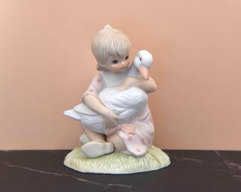 Pequeña figura vintage de niña de porcelana Lefton Bisque con un pato. Figura Lefton China 03850. Quédate cerca, eres muy querida.