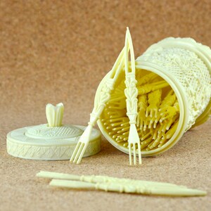 PRICE DROP. Vintage Plastic Hors&#39;doeurves Cocktail Picks. Plastic Cocktail Forks for Entertaining. Pick Container with Lattice & Roses.