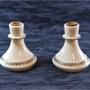 Juego de dos candelabros de vidrio Wheatonware Custard Cerama