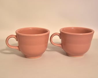 Twee theekopjes van Fiestaware in roze - zonder schotels