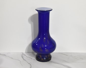 Jarrón vintage de cristal de Murano azul cobalto con interior blanco y escamas de aventurina dorada. Jarrón de cristal de Murano con polvo dorado.