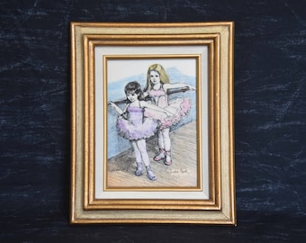 Ingelijste harsets van ballerinameisjes aan de bar door Sandra Kuck. Geëtste afbeelding van het oefenen van een kleine meisjesballerina. Meisjes kamer decor.