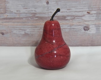 Figura vintage de pera roja de alabastro. Pera coleccionable de mármol pulido con tallo de plástico.