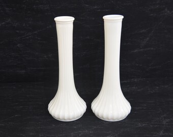 Vintage Hoosier Milk Glass Bud Vases - Paire de vases de mariage blancs