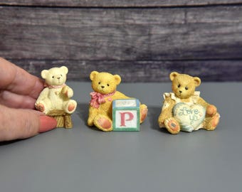Juego de 3 ositos de peluche vintage en miniatura. Oso con bloque de juguete P, 158488P. Oso con almohada "Te amo", 916382. Oso en un taburete, 104858.
