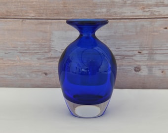 Jarrón vintage de vidrio azul brillante y transparente, con la marca "Hecho en Brasil". Hermoso jarrón brasileño de arte soplado a mano.