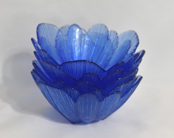 Blauwe Afibel dessertschalen. Set van 5 blauwe kommen. Franse blauwe glazen kommen. Vintage blauwe geperste glazen schalen. Bloem Lotusbloemblaadje Dessertkom.