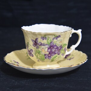 Vintage Aynsley Yellow Teacup & Saucer Decorated with Violets and Gold Trim. Scalloped Teacup and Saucer. Collectible Bone China Teacup Set.