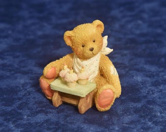 Vintage-Figur „Three Cheers For You“ von Cherished Teddies aus dem Jahr 1992, geeignet für Kinder ab 3 Jahren. Enesco 916323 Teddybär mit drei Cupcakes. Sammlerstück.