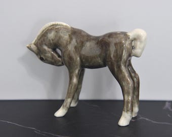 Figura vintage de potro Dorothy Kindell, de color marrón grisáceo, sin marcar, de mediados de siglo. Figura de potro de cerámica. Figura de caballo coleccionable poco común.