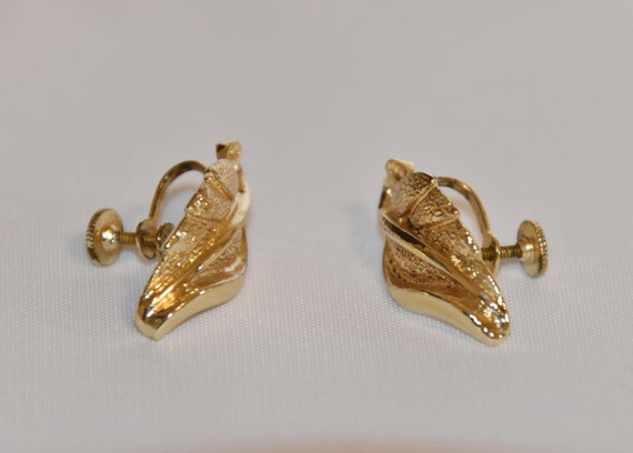 Coro Pegasus Gold Leaf Screw back Earrings. Vinta… - image 4